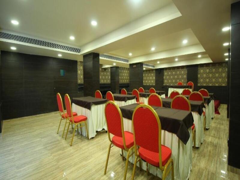 Central Beacon Hotel Surat Exterior photo