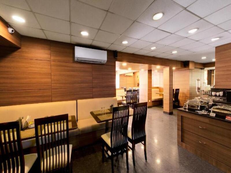 Central Beacon Hotel Surat Exterior photo