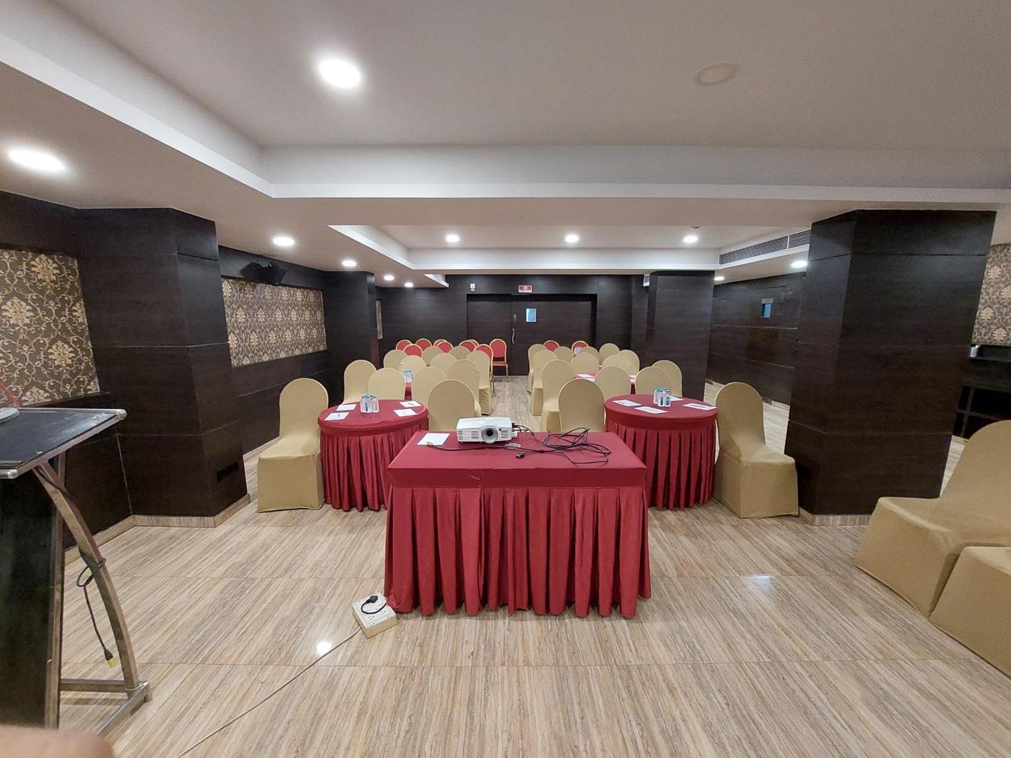 Central Beacon Hotel Surat Exterior photo