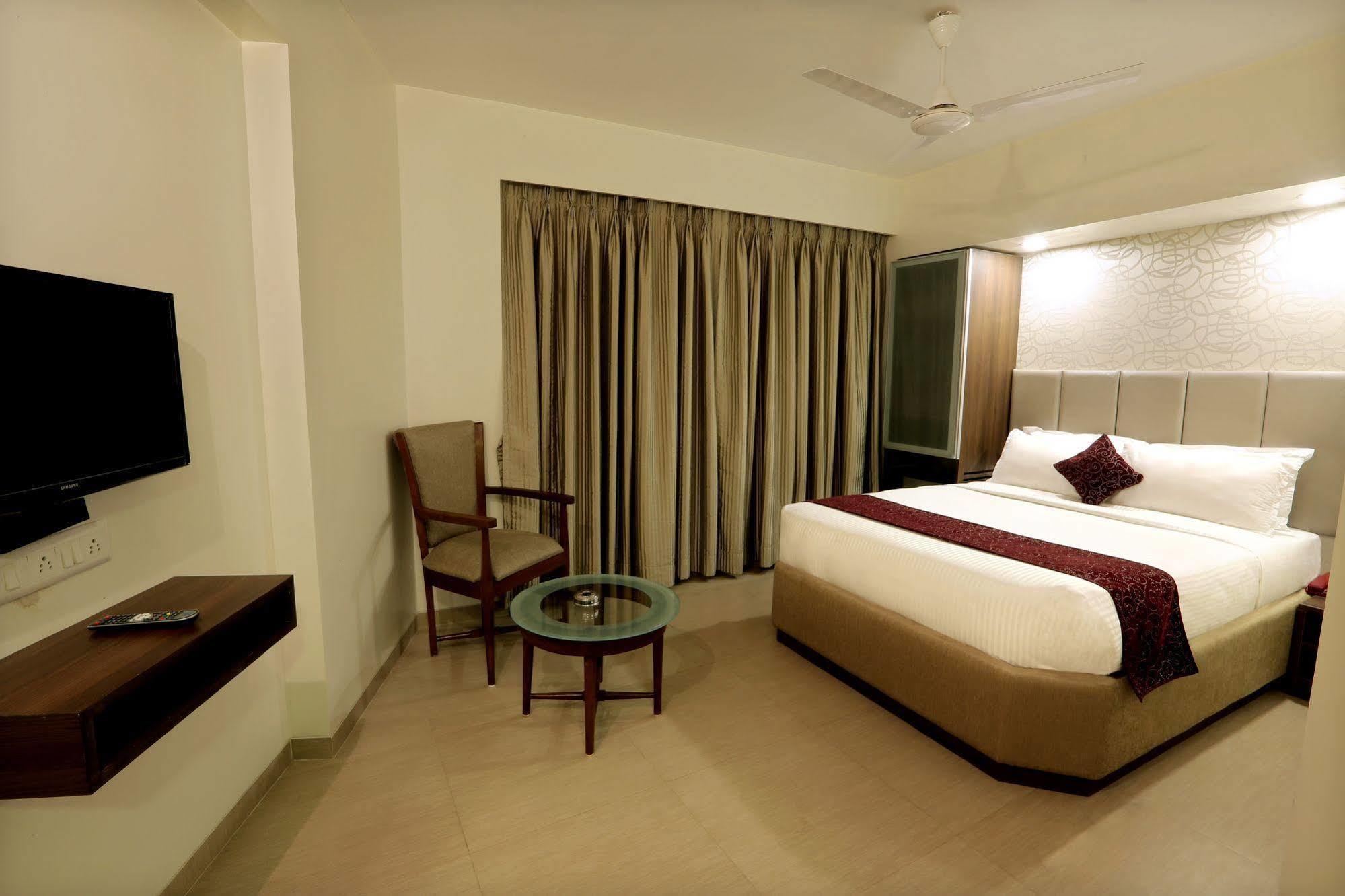 Central Beacon Hotel Surat Exterior photo
